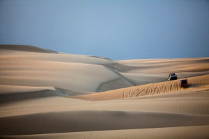 Paracas jipes nas dunas do deserto