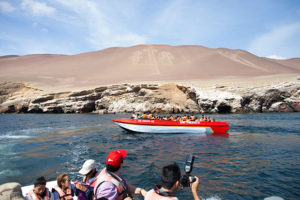 Paracas lancha com turistas