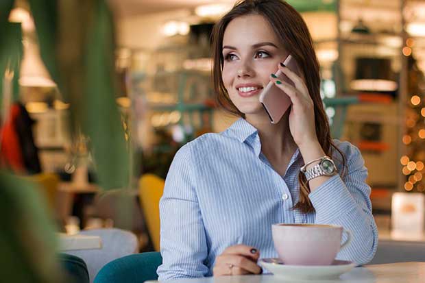 Mulher sorrindo ao celular - Aumentar Autoestima - Luzia Costa do Grupo Cetro