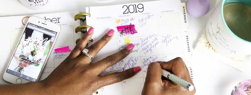 Mãos de mulher escrevendo tarefa na agenda - Luzia Costa - Produtividade no Trabalho