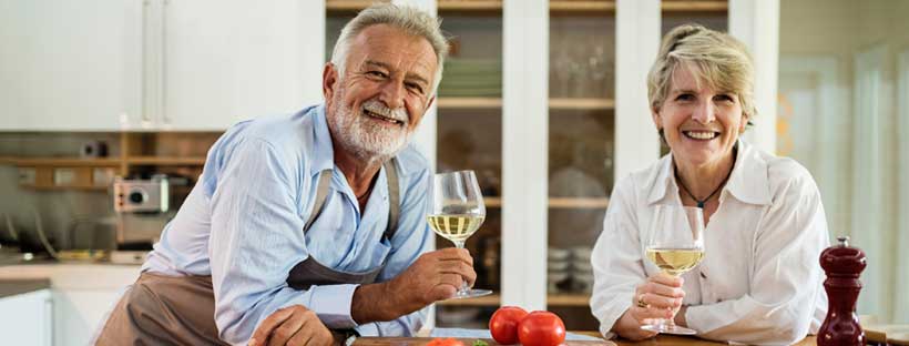 Casal idoso tomando vinho na cozinha - Doenças Falta Vitamina D - Roberto Dischinger Miranda