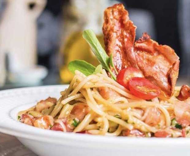 Espaguete à Carbonara - Receita do Mediterrâneo Restaurante
